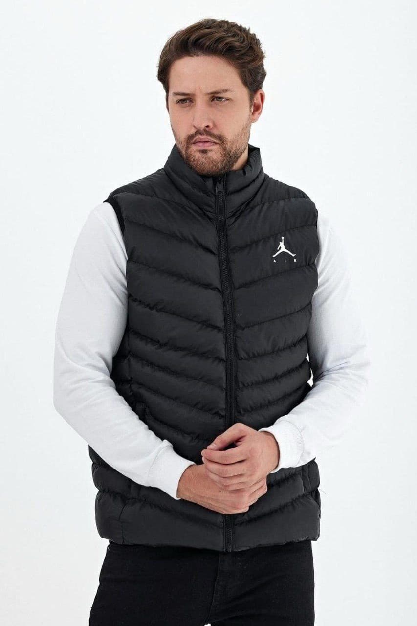 Sleeveless Vest Jordan Air - Padded sleeveless vest in a midnight navy finish, designed with lightweight insulation for warmth without bulk. Features a full front zip closure, high stand collar, and secure zip side pockets for everyday functionality. Clean sporty style that layers perfectly over tees, hoodies, or knitwear for a modern casual look.